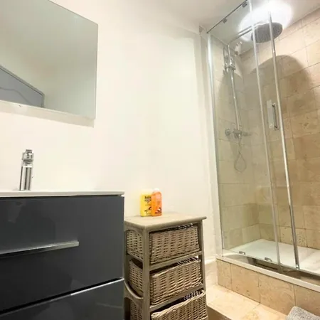 Apartment 2 Bedrooms 2 Bathrooms 1 Min Palais & Beaches *